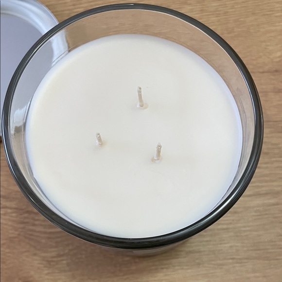 Sugared Vanilla Scented Candle - Cream and Silver - Picture 2 of 2